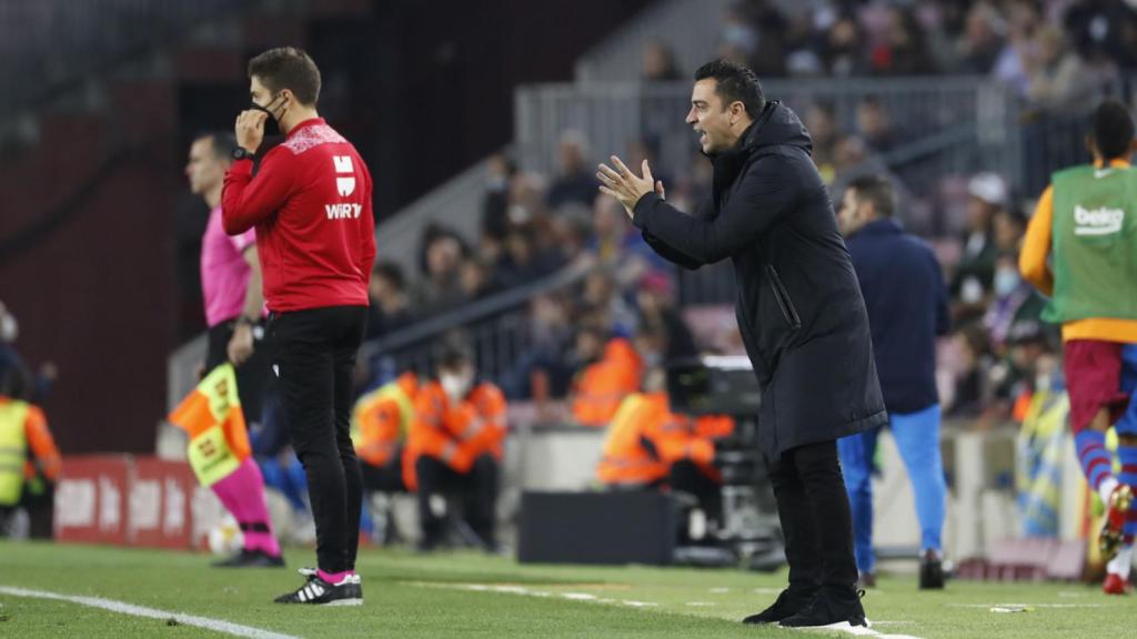 Xavi Hernández, dando indicaciones durante el Barça Cádiz / EFE