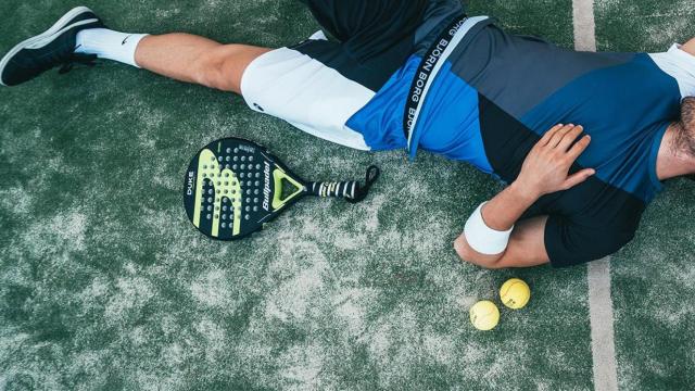 Un chico con el equipamiento de pádel / PIXABAY