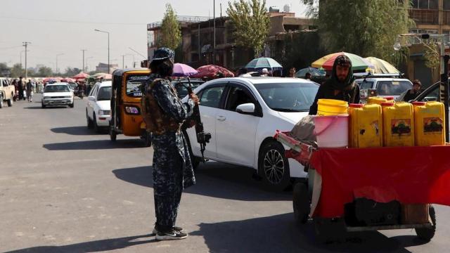 Un soldado talibán hace guardia en la capital de Afganistán, Kabul / EFE
