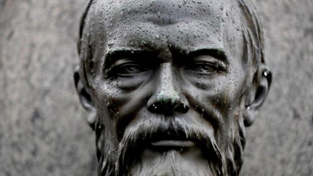 Busto de Dostoievski en el monasterio Aleksandr Nevski / ANATOLY MASEV  (EFE)