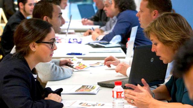 Trabajadores jóvenes informándose en una feria de empleo juvenil / EFE