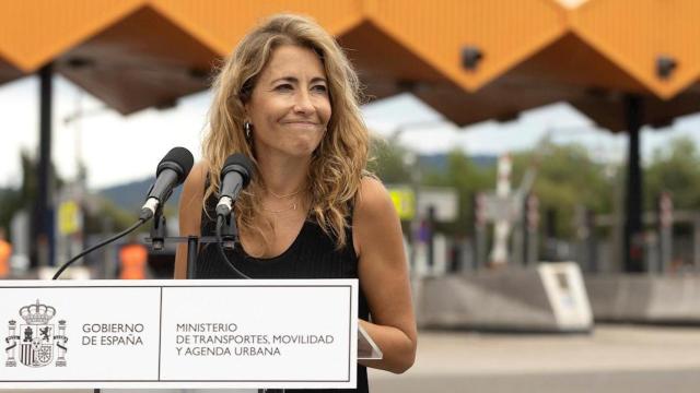 Raquel Sánchez, ministra de Transportes, ante el peaje de La Roca / EFE