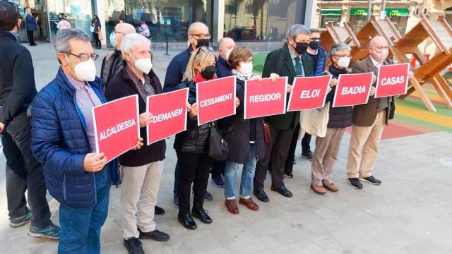 Los vecinos de Barcelona, con carteles que piden la destitución del concejal Eloi Badia / CG