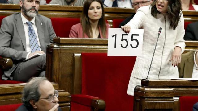 Inés Arrimadas enseña un 155 a Quim Torra en el Parlament / EFE
