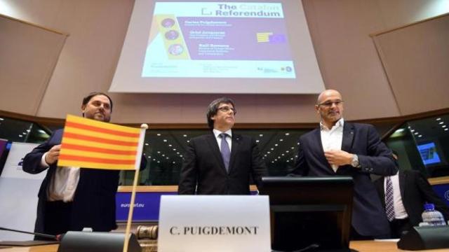 Oriol Junqueras, Carles Puigdemont y Raül Romeva (de izquierda a derecha), en la conferencia pronunciada en Bruselas en enero de 2017 / EFE