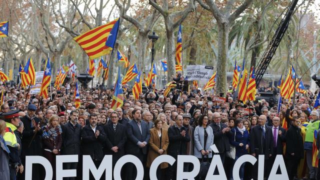 La presidenta del Parlamento catalán, Carme Forcadell, se dirige al TSJC junto a Mas, Junqueras y otros representantes independentistas / EFE
