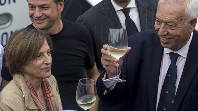 El ministro en funciones de Asuntos Exteriores, José Manuel García Margallo (d) y la presidenta del Parlamento de Cataluña, Carme Forcadell (i) durante la inauguración de la 55 edición del Salón Náutico de Barcelona | EFE