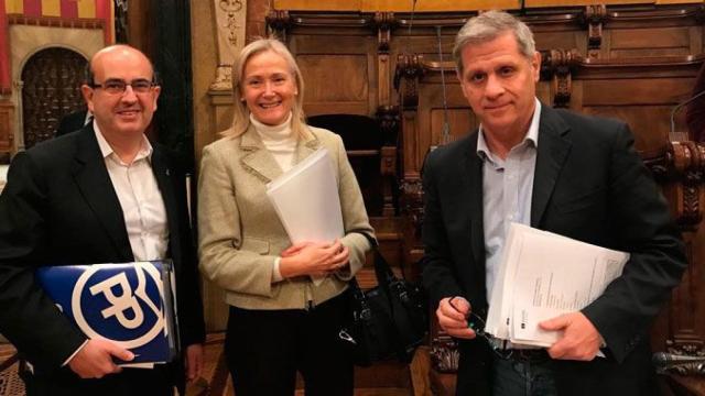 Javier Mulleras (i), Ángeles Esteller (c) y Alberto Fernández (d), concejales del Ayuntamiento de Barcelona / PPC