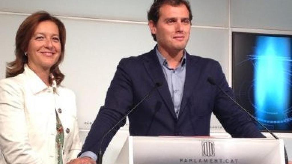 El president de de C's, Albert Rivera, y la portavoz parlamentaria, Carina Mejías, en rueda de prensa en el Parlamento autonómico.