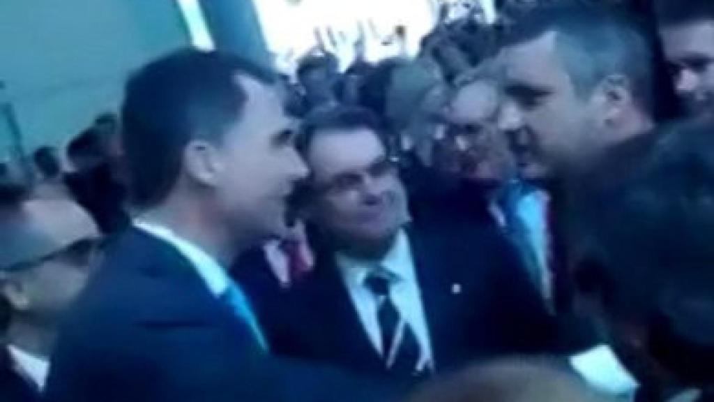 Captura del vídeo del incidente entre el Príncipe y un independentista e la inauguración del MWC