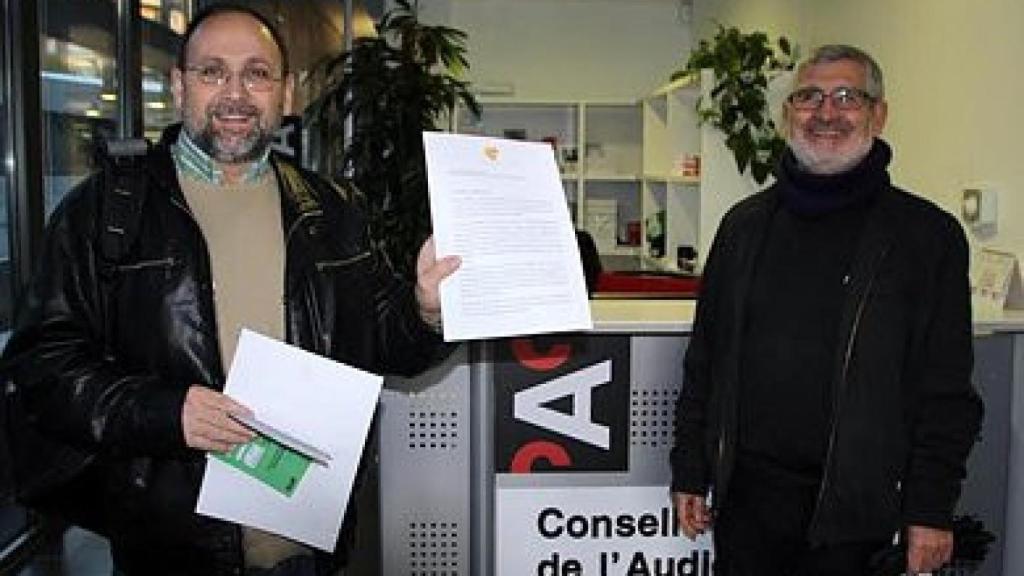 Momento en el que Parra presenta la queja formal en el CAC