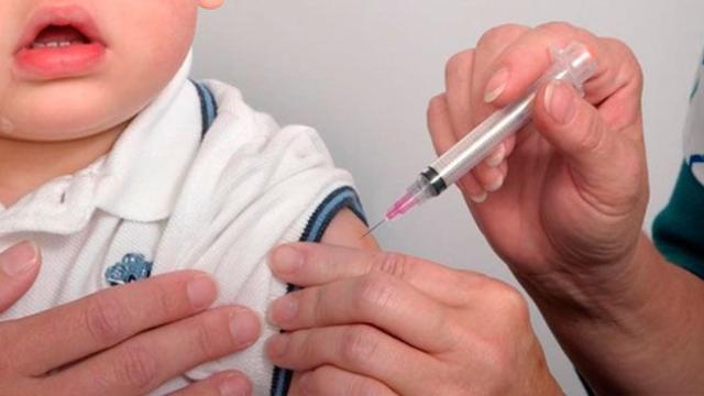 Un niño de corta edad durante la administración de una vacuna / CG