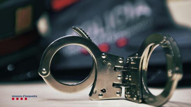 Esposas de los Mossos d'Esquadra para una posible detención / MOSSOS