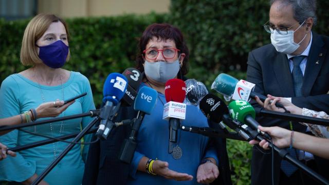Carme Forcadell y Dolors Bassa junto a Quim Torra en una rueda de prensa / EP