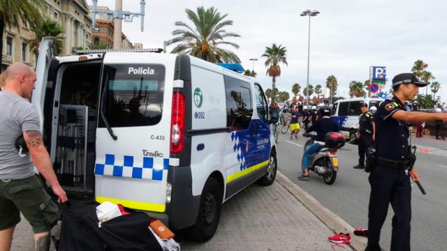 Una redada de la Guardia Urbana contra manteros en Barcelona, que según denuncia CSIF podrían haber 'chivatazos' / LDTV