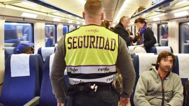 Imagen de un vigilante de seguridad a bordo de un vagón de un tren de Renfe / AG