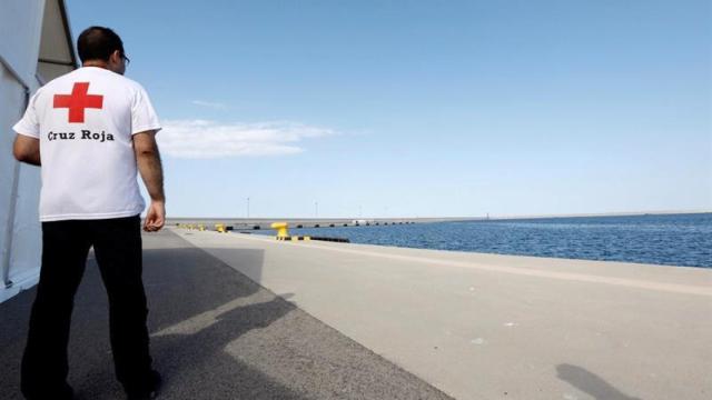 Un voluntario de la Cruz Roja en el puerto de Valencia, donde llegan los migrantes del Aquarius / EFE