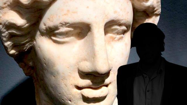 J.B. ante una de las obras intervenidas / FOTOMONTAJE DE CG