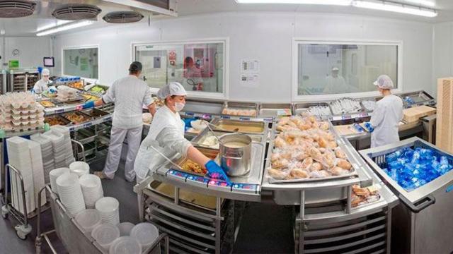Vista de la cocina del Hospital de Calella (Barcelona), que gestiona Serhs, descalificada en Bellvitge. Elvira ‘pincha’ con el concurso de las cocinas del ICS / CG