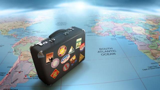 Una maleta en un mapa del mundo para seguros de viaje