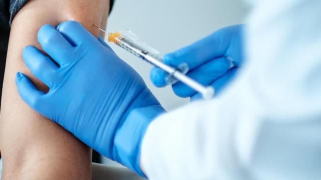 Personal sanitario administra la dosis a un ciudadano que acude a vacunarse / EP