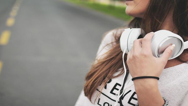 Mujer escuchando música en Spotify / PIXABAY