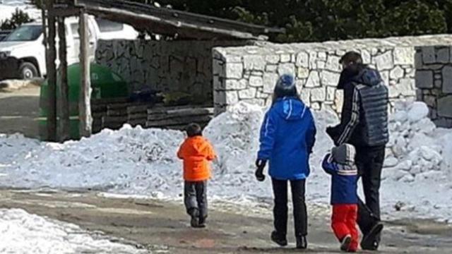 Shakira y Gerard Piqué, con sus hijos Sasha y Milan, en su escapada en la nieve / HOLA