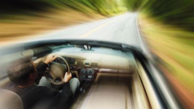 Los hombres arriesgan más al volante que las mujeres