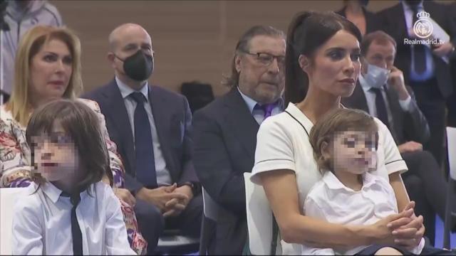 Pilar Rubio y sus hijos / REAL MADRID TV