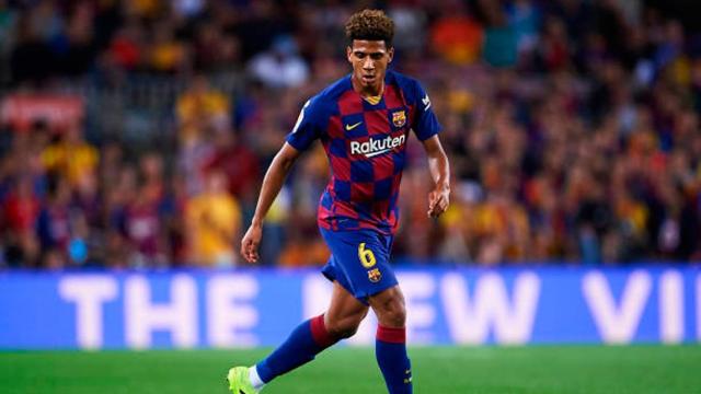 Todibo en un encuentro con el Barça / EFE