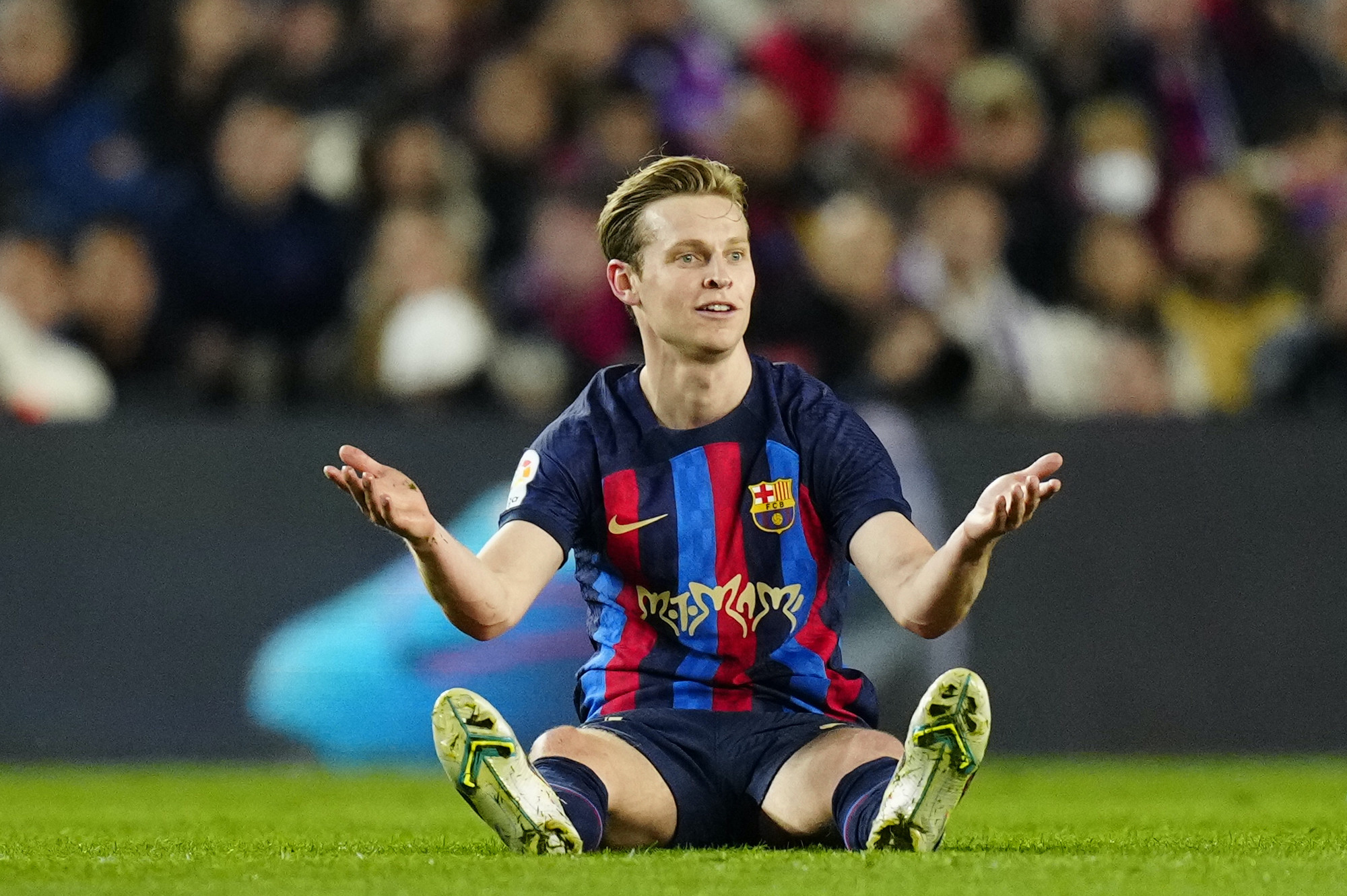 Frenkie de Jong, pidiendo explicaciones al árbitro del clásico / EFE