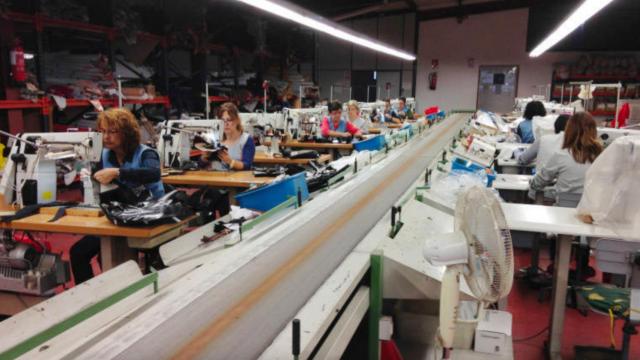 Un grupo de mujeres trabajadoras en una fábrica / EFE