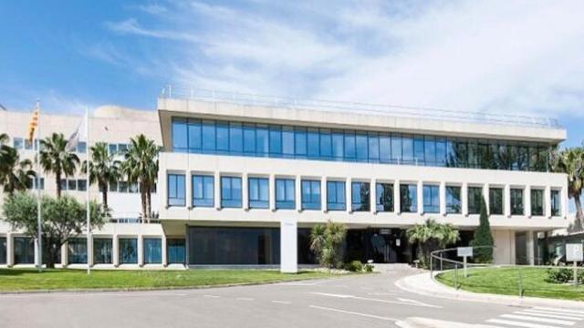 Entrada al centro de producción de Almirall en Sant Andreu de la Barca (Barcelona) en el que se han instalado placas solares / ALMIRALL