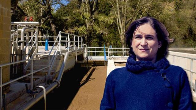 Ada Colau, alcaldesa de Barcelona, junto a la depuradora de Vallvidrera, integrada en la red del AMB / FOTOMONTAJE DE CG