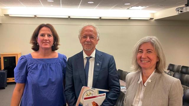 La expresidenta de la ANC y vicepresidenta de la Organización de Naciones y Pueblos No Representados (UNPO), Elisena Paluzie, el presidente de la UNPO, Ralph Bunche, y la presidenta de la ANC, Dolors Feliu / ANC