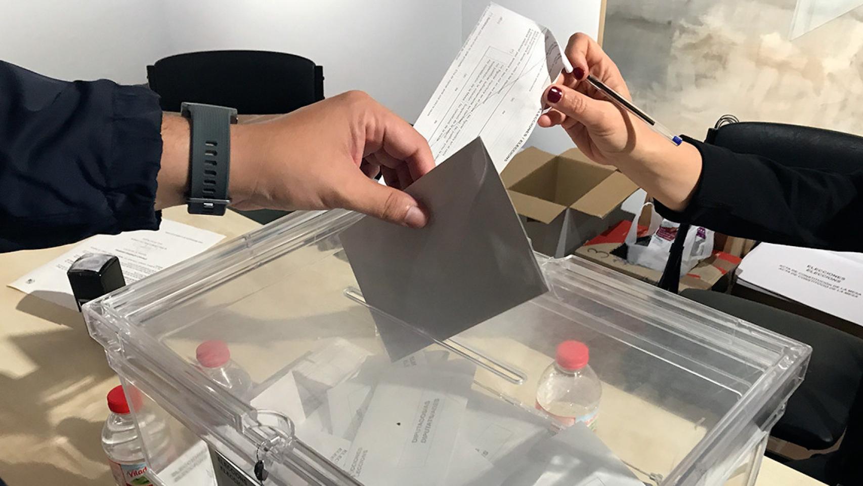 Una persona vota en unas elecciones / EUROPA PRESS