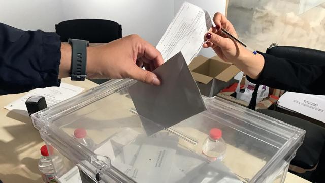 Una persona vota en unas elecciones / EUROPA PRESS