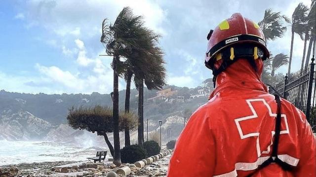 Un efectivo de emergencias junto al litoral catalán durante el temporal / EUROPAPRESS