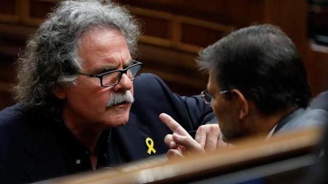 El portavoz de ERC en el Congreso, Joan Tardà (i), a quien un 'indepe' llama traidor, conversa con el ministro de Justicia, Rafael Catalá / EFE