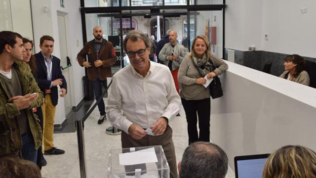 El expresidente catalán Artur Mas vota en la consulta sobre el nuevo nombre de CDC, que finalmente se llamará PDECat / PDECAT