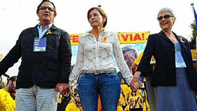 El alcalde de Vic, Josep Maria Vila d'Abadal, junto a la presidenta de la ANC, Carme Forcadell, y la presidenta de Òmnium Cultural, Muriel Casals, durante la Via Catalana per la Independència
