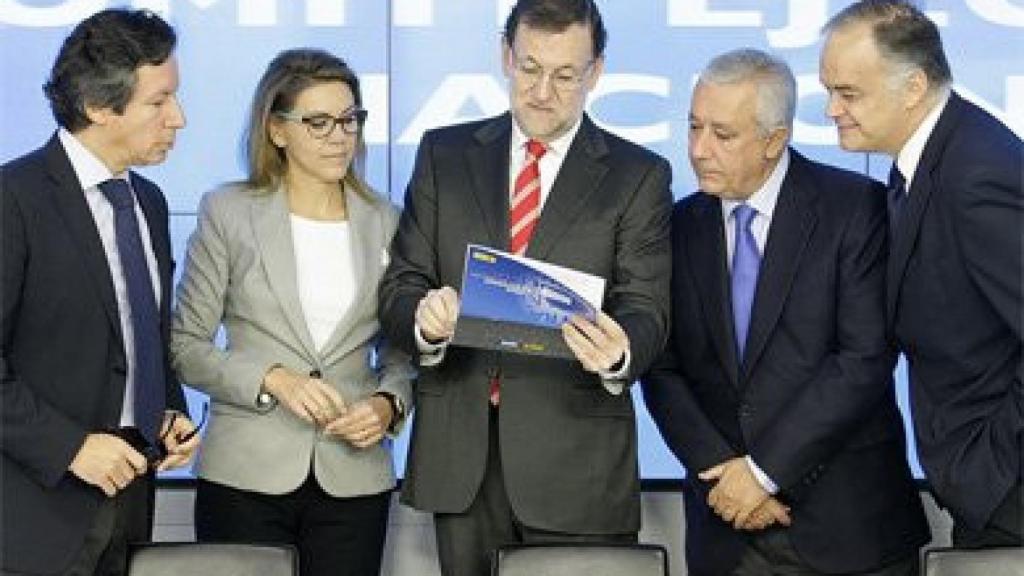 Imagen de la reunión del Comité Ejecutivo del PP. De izquierda a derecha, Carlos Floriano, María DOlores de Cospedal, Mariano Rajoy y Esteban González Pons