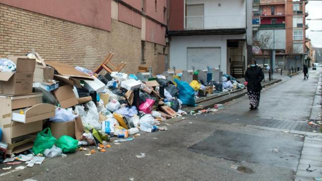 Basura fuera de los contenedores, es una de las causas por las que Barcelona ha multado a más de 500 comercios / EP
