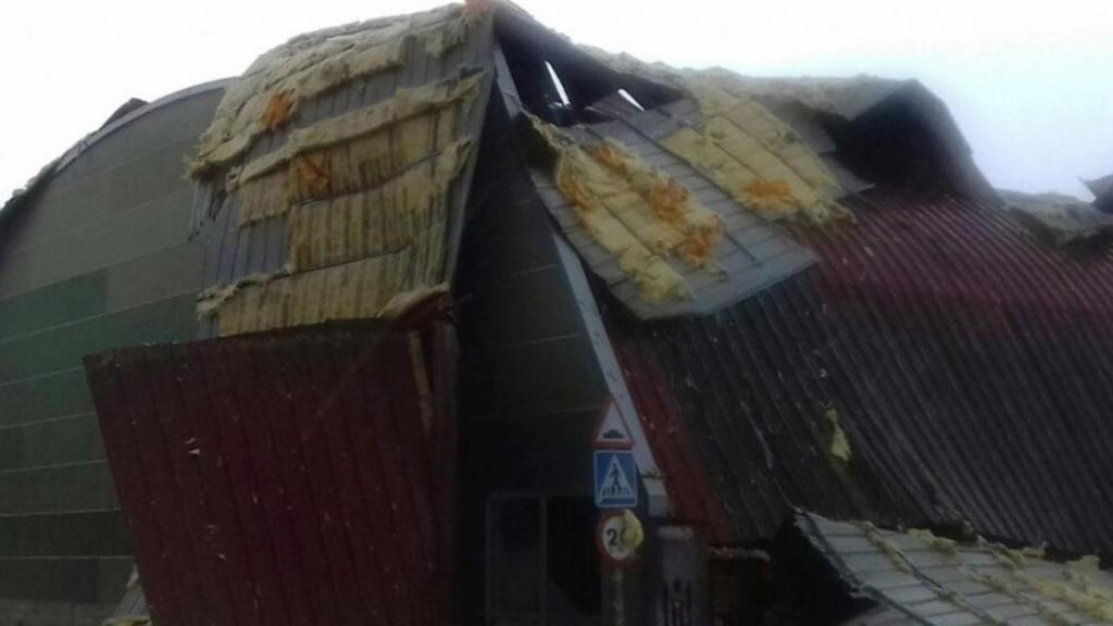 El viento arranca el techo de un polideportivo en Lleida / BOMBERS