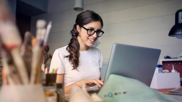 Mujer solicitando crédito online