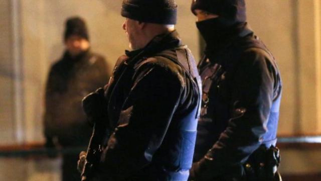 Policías belgas bloquean una calle en el distrito de Molenbeek en Bruselas, donde ha habido tres detenidos en una operación antiterrorista / EFE