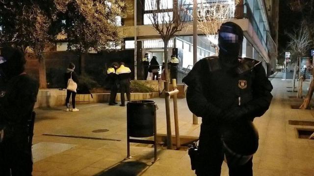 Efectivos del Área Regional de Recursos Operativos (Arro) de los Mossos, ante la casa okupa / TWITTER