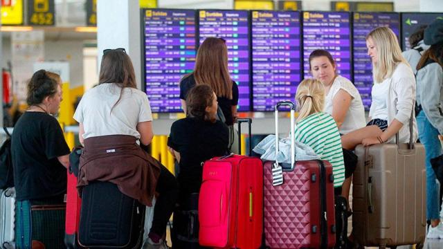 Varias jóvenes afectadas por la huelga de los trabajadores de Iberia en El Prat / EFE