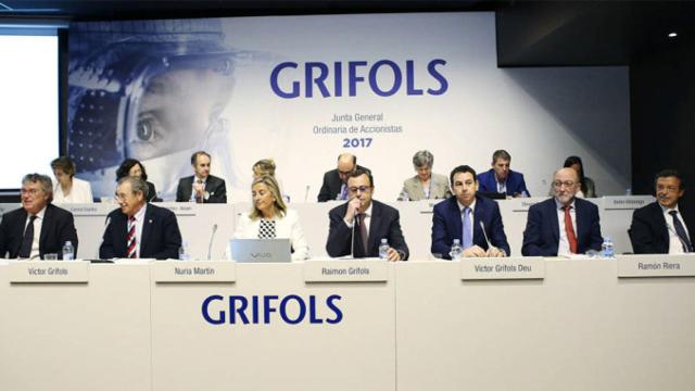 Varios miembros de la familia Grifols en la junta general accionistas de la farmacéutica del mismo nombre / EFE