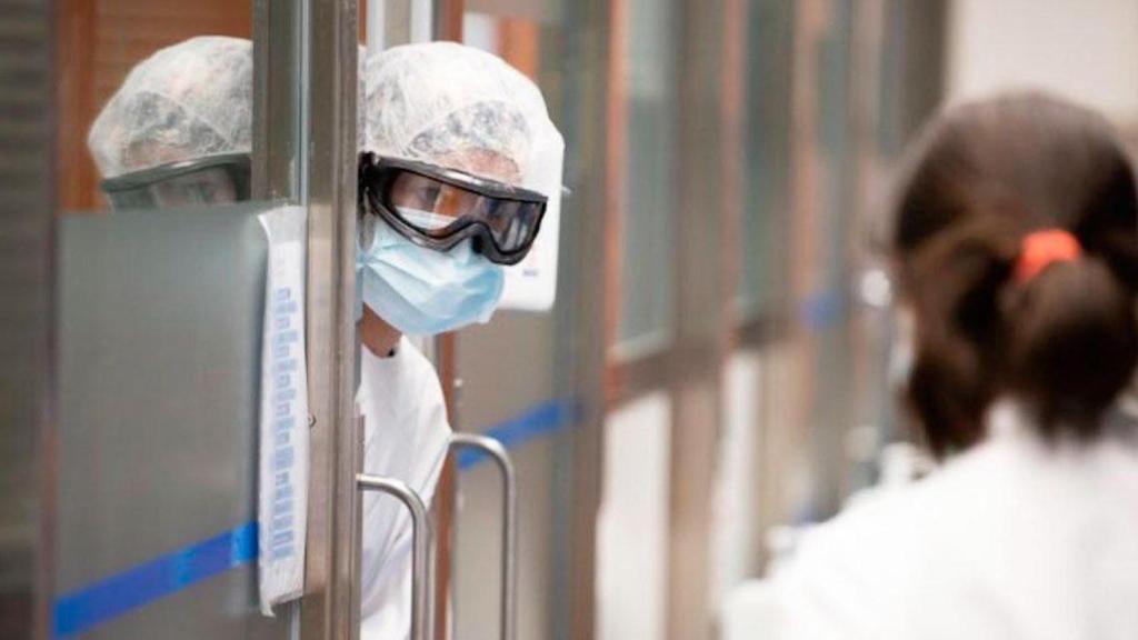 Una sanitaria protegida contra el coronavirus en el Hospital Clínic Barcelona / EFE